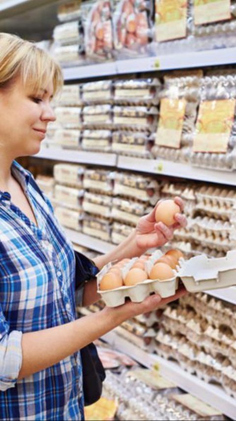 Russians Lick Eggshells in Supermarkets Because Will Get Compensation if Sick