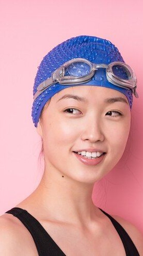 Gen Zs in China Using Swimming Caps to Measure Beauty