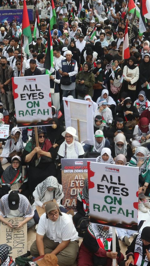 FOTO: Geruduk Kedubes AS, Massa Aksi Bela Palestina Serukan 'All Eyes On Rafah'