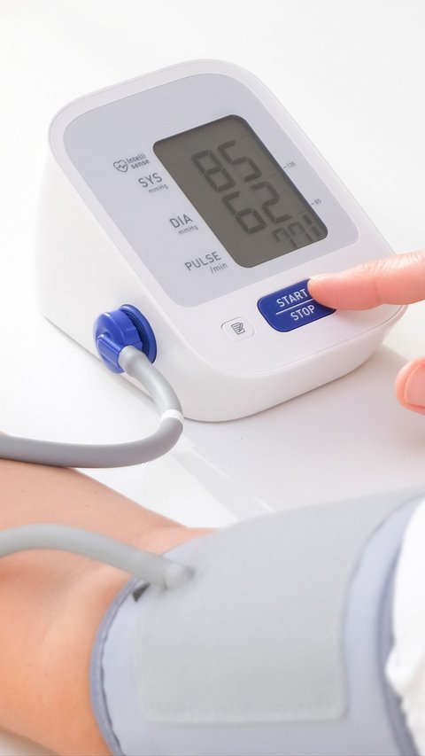 To Get Accurate Results, Doctors Share the Right Way to Measure Blood Pressure at Home
