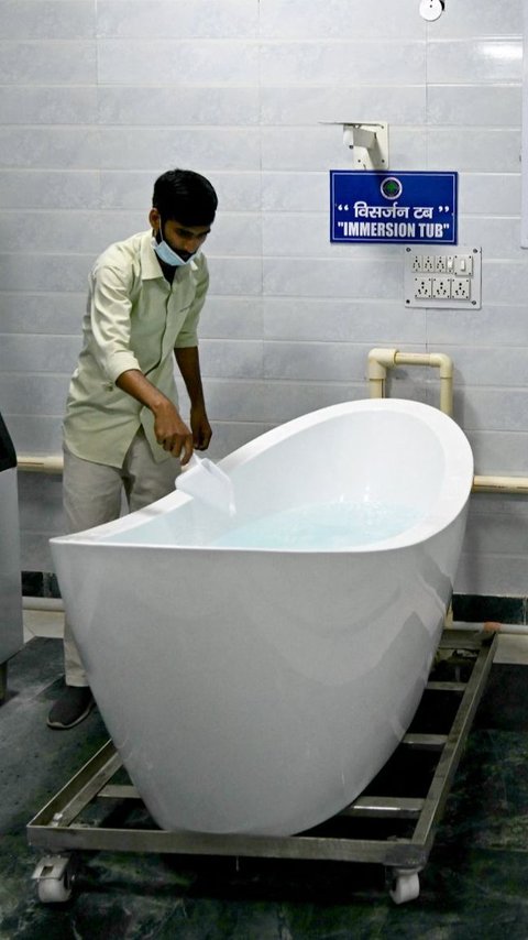 FOTO: Dihantam Gelombang Panas Mematikan, RS di India Sediakan Bathub Khusus untuk Penderita Heat Stroke