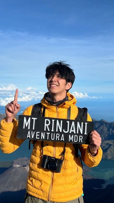 Berhasil Taklukan Rinjani Walau Sempat Kesulitan Capai Puncak, Berikut 8 Potret Abun Sungkar Naik Gunung Rinjani