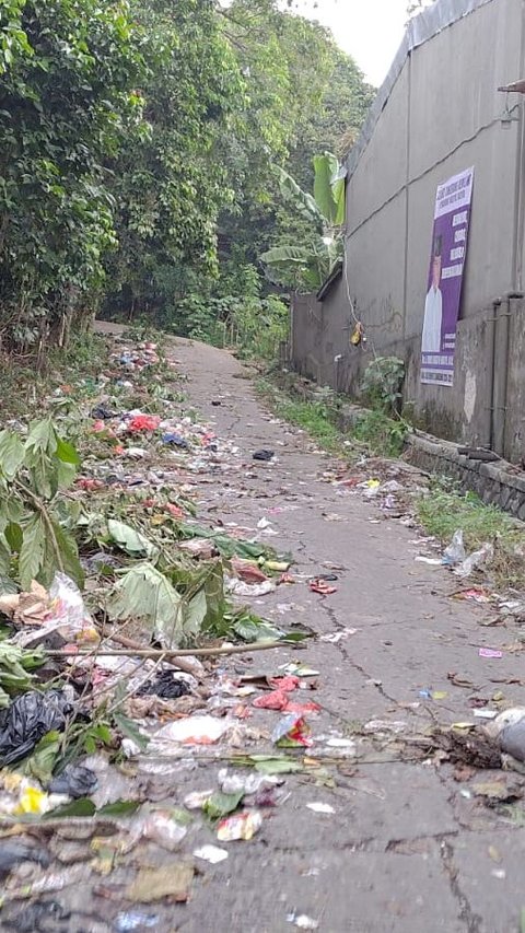 Pengendara Seenaknya Lempar Sampah Rumah Tangga, Warga Ciapus Murka Langsung Blokir Jalan Ini