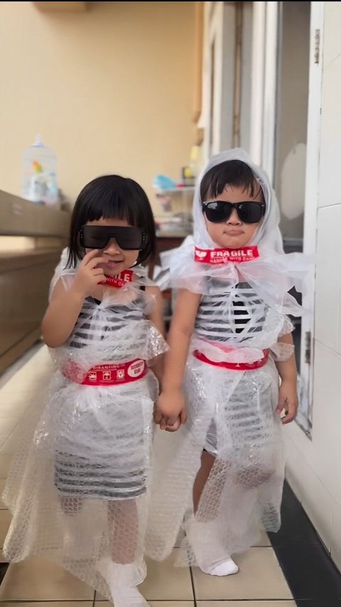 Dad is so Creative, Makes Fashion Show Costumes for His Twin Daughters Using Bubble Wrap