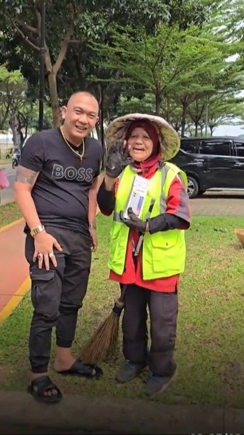 Tukang Sapu Jalanan Dapat Rezeki Nomplok, Dihadiahi HP oleh Sosok ini Girang Banget