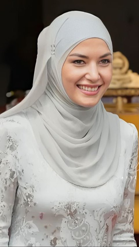 5 Portraits of Anggun Anisha Rosnah, the Wife of Prince Mateen in Hijab