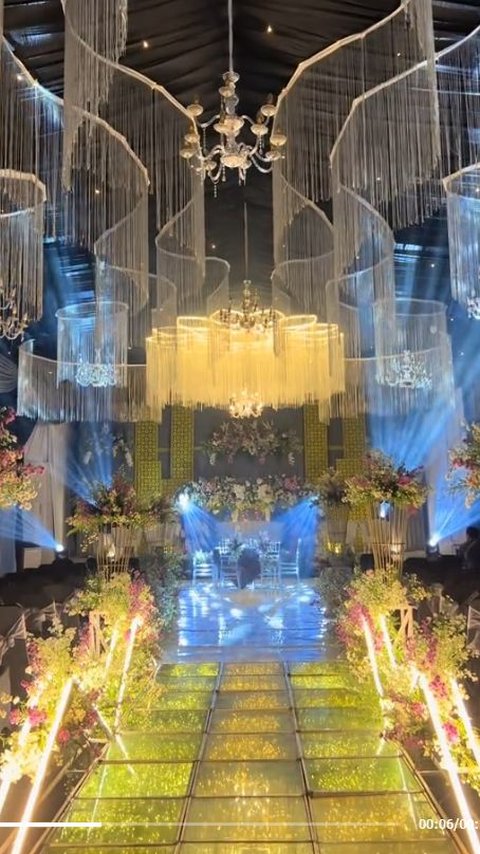 Viral Wedding Decoration in the Field Transformed into a Luxurious Building