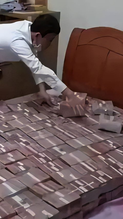 Do Not Trust Banks, Elderly Man Hides Billions of Money Under the Bed, Unexpected Figure Takes It