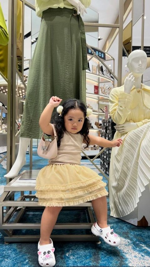 Gaya Centilnya Bikin Gemas, 10 Foto Xarena Anak Siti Badriah Saat Shopping Bareng Sang Bunda