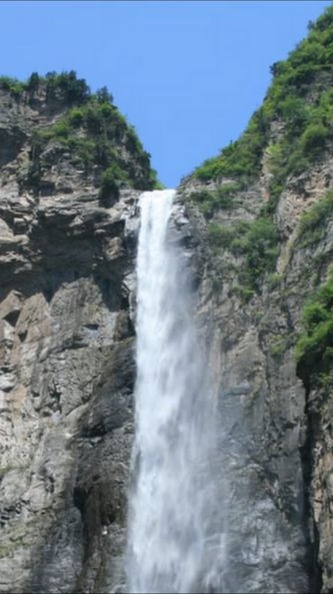 Controversy Over China's Tallest Waterfall that Flows from a Pipe