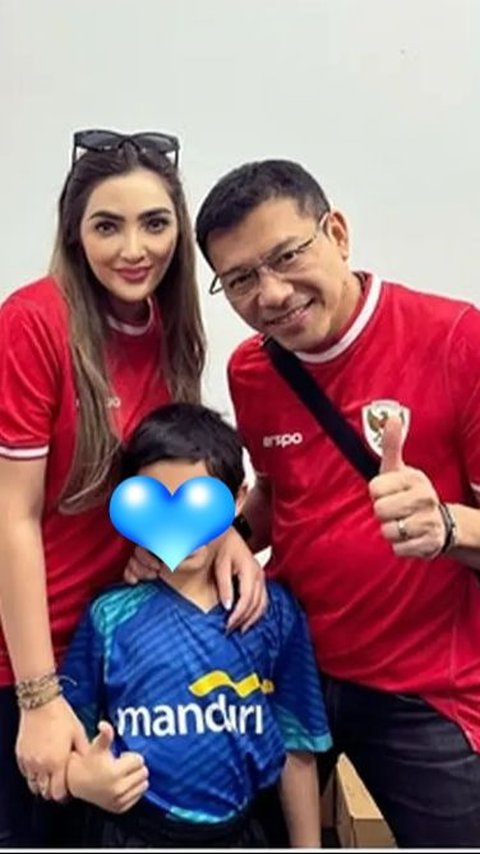 8 Photos of Anang Ashanty Being Booed by an Entire Stadium in the Indonesia VS Philippines Match, Until He Left the Field
