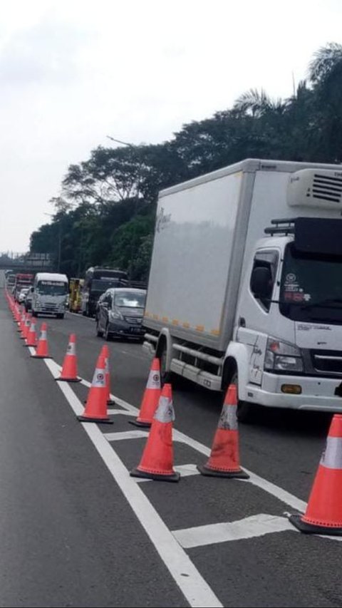 Diduga Sopir Mengantuk, Truk Es Krim Kecelakaan di Tol Lingkar Luar Jakarta