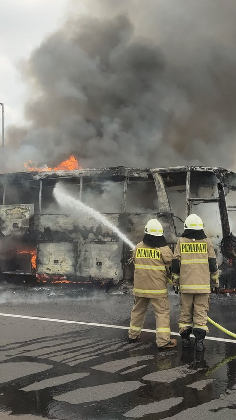 Akibat Pecah Ban, Bus Terbakar di Tol Dalam Kota
