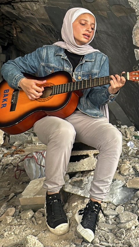 FOTO: Lantunan Musik Mahasiswi Cantik Palestina Hibur Anak-Anak Gaza yang Kehilangan Rumah