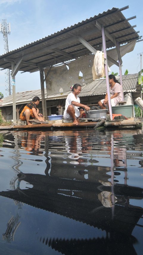 FOTO: Dilanda Krisis Air Bersih, Warga Bekasi Terpaksa Cuci Baju di Terusan Kalimalang yang Bau