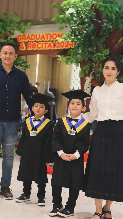 Sama-sama Punya Paras Ganteng, ini Potret Anak Kembar Kadek Devi saat Wisuda TK