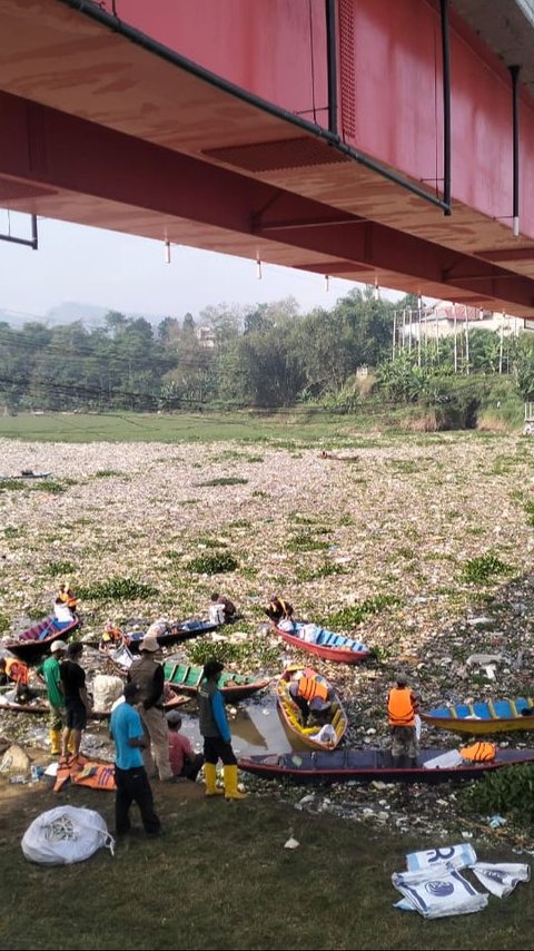 Viral Sampah Tutupi Sungai Citarum Layaknya Daratan