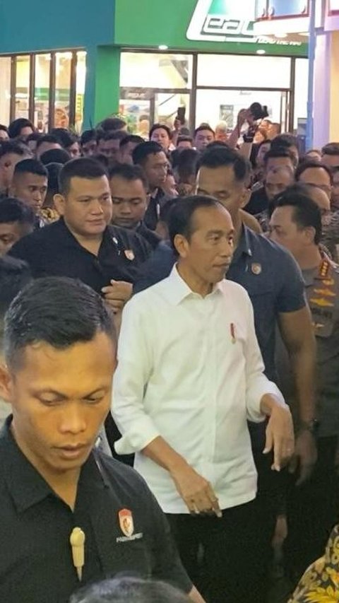 Momen Jokowi Makan Eskrim Bareng Menteri di PRJ