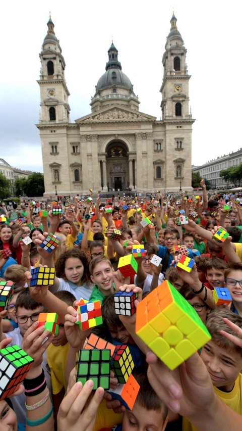 FOTO: Dirayakan Penuh Warna di Budapest, Rubik, Permainan Teka-Teki Terpopuler Dunia Genap Berusia Setengah Abad