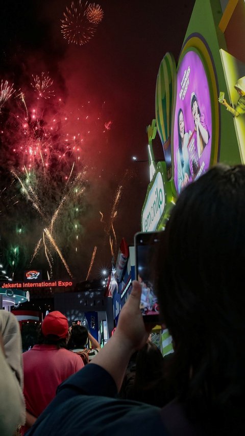 FOTO: Antusiasme Warga Saksikan Pesta Kembang Api hingga Berburu Produk Favorit di Hari Pertama Pembukaan Jakarta Fair 2024