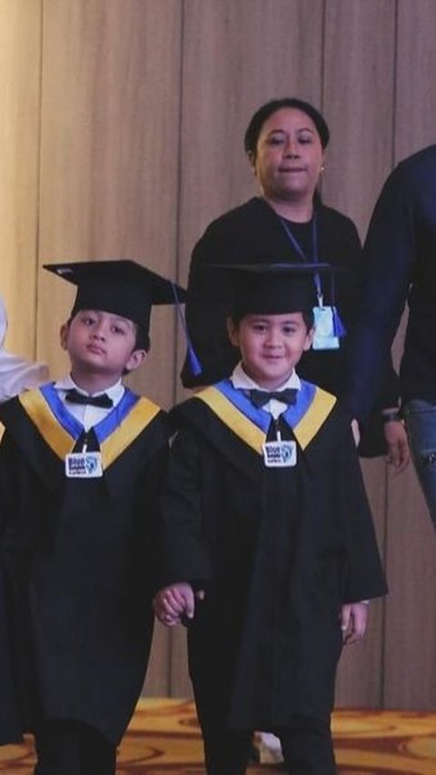 Lulus TK, 8 Foto Wisuda Anak Kembar Kadek Devi yang Nggak Identik Hingga Sama Gantengnya