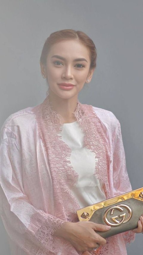 Terlihat Elegan dan Anggun Saat Mengenakan Batik, Berikut 8 Foto Cantik Masayu Anastasia Saat Hadiri Wisuda Anaknya
