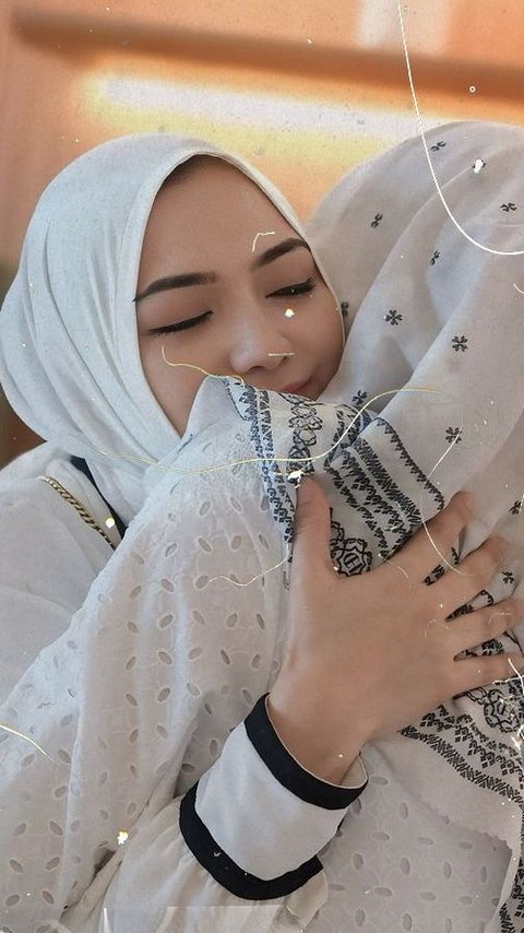 Portrait of Citra Kirana's Emotional Departure for Hajj, Unable to Hold Back Tears Saying Goodbye to Her Children
