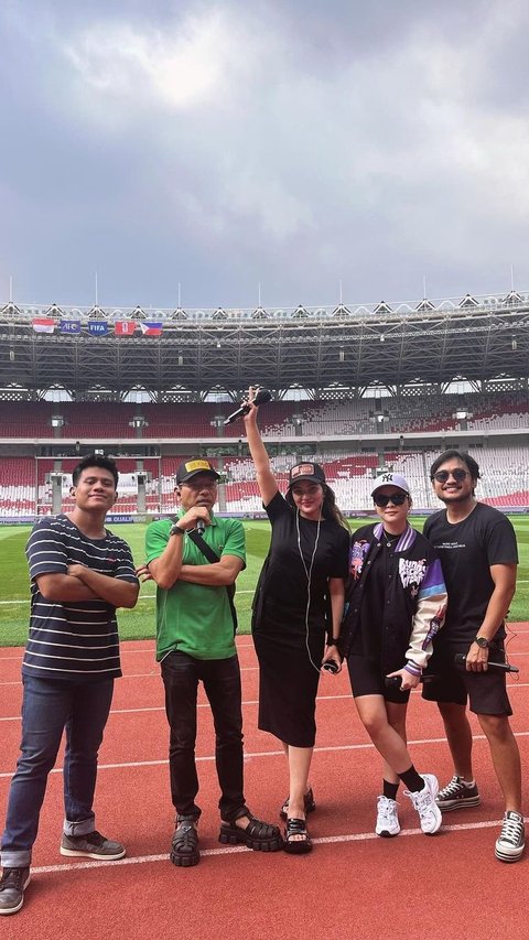 Portrait of Singers Performing with Anang-Ashanty at GBK, Joining Netizens' Criticism