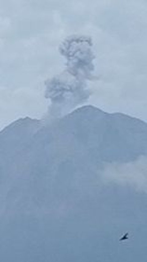 Gunung Semeru Berulang Kali Erupsi, Abu Vulkanik Terpantau Setinggi 900 Meter