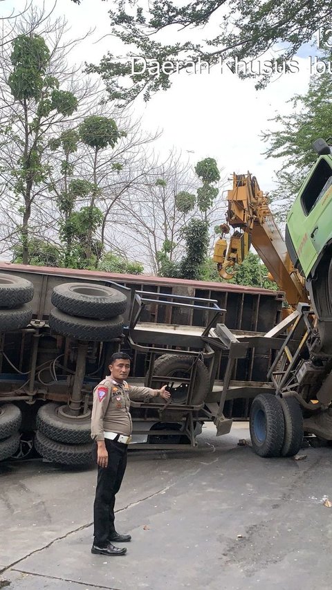 Penyebab Truk Kontainer Terbalik Menimpa Mobil Hyundai Sampai Ringsek di Jakut