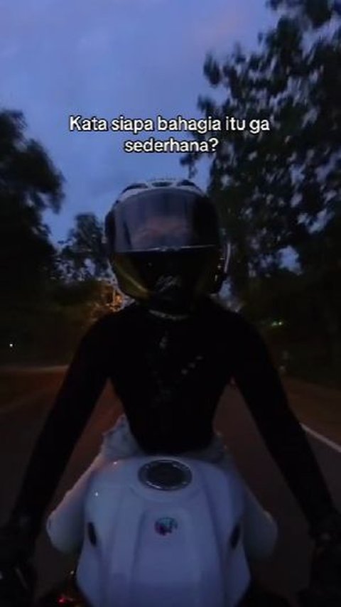 Sederhana saja bahagianya saat riding, bisa saling 'tembak' lampu dengan bus!