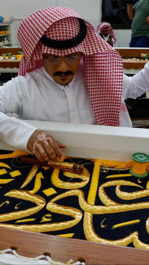 FOTO: Intip Kesabaran dan Ketelatenan Pekerja Arab Menyulam Kiswah dengan Benang Perak Berlapis Emas