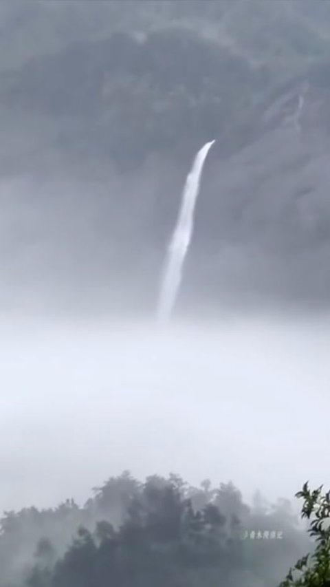 Viral Penampakan Air Terjun di China ini seperti Mengalir dari Langit