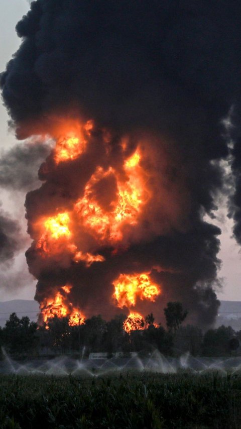 FOTO: Potret Dahsyatnya Kebakaran Kilang Minyak di Irak, Asap Hitam dan Tebal Membumbung Tinggi
