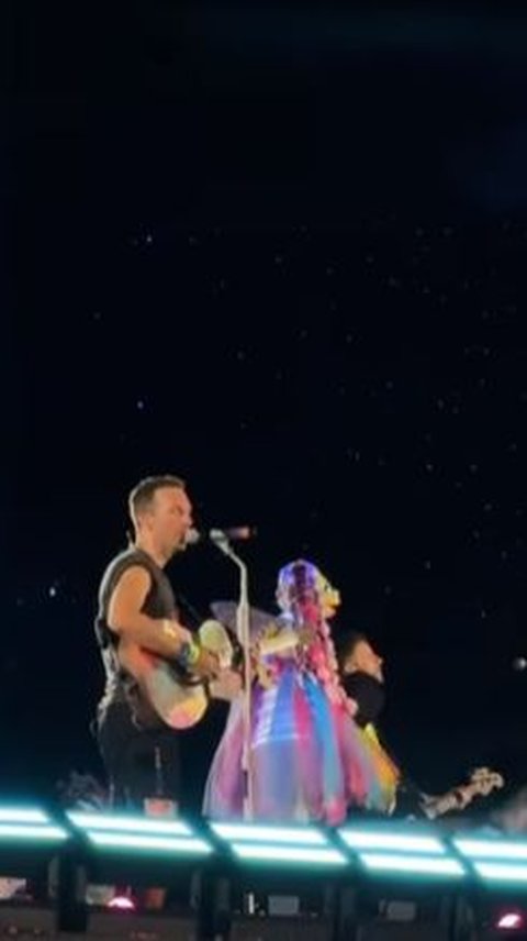 Pria Terjatuh Bawa Bendera Israel di Konser Coldplay Ternyata Tentara, Sering Jadikan Pembantaian Gaza jadi Lelucon