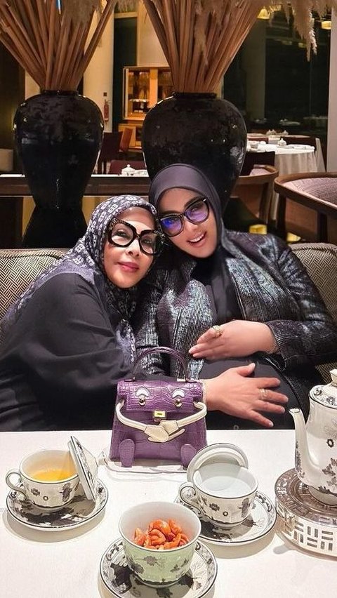 Portrait of Syahrini VS Her Mother Carrying Luxury Bags, the Price is Overly Expensive