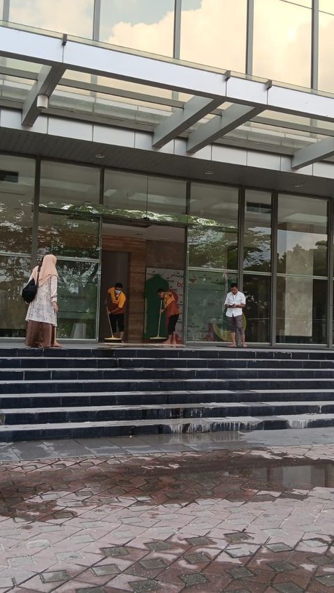 Kantor Bank Riau Kepri Syariah Terbakar, Api dari Panel Listrik