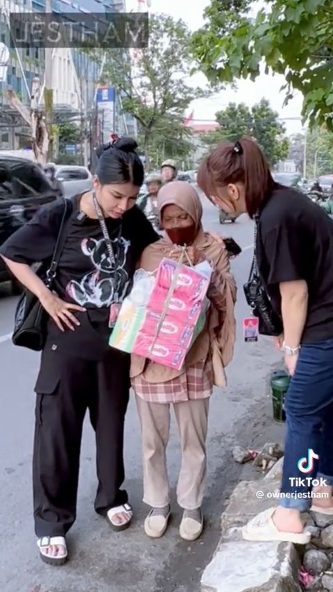 Momen Wanita Ajak Ibu Penjual Tisu untuk Belanja ke Mal Ini Viral, Tuai Pujian
