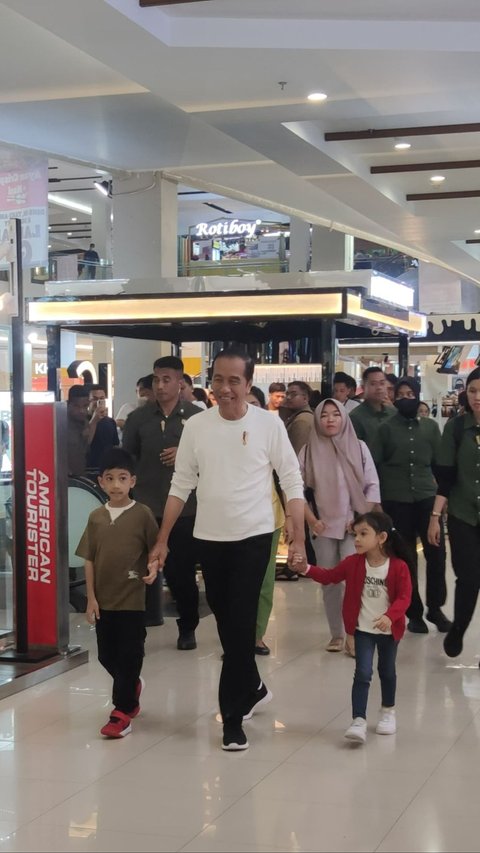 Momen Mesra Jokowi Gandeng Cucu Jalan-Jalan, Beli Mainan HT Paspampres