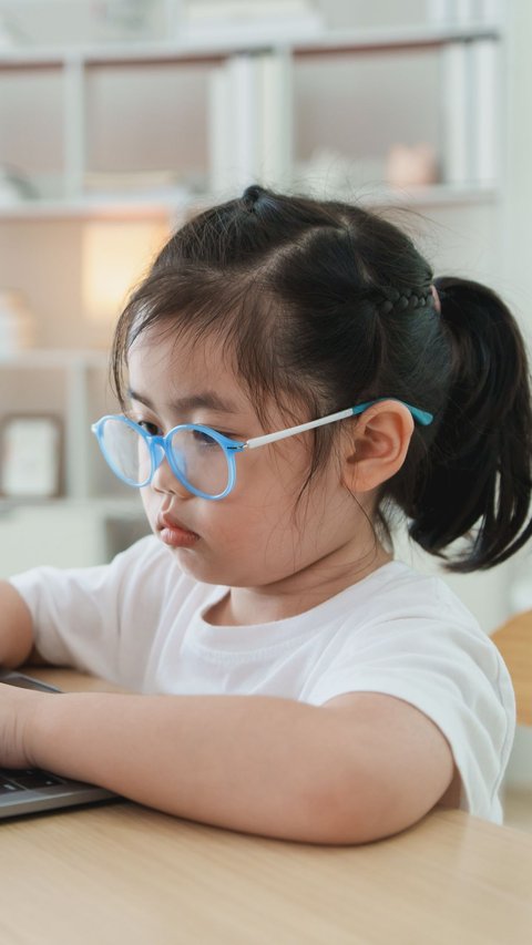 4 Tips for Making Children More Confident in Wearing Glasses