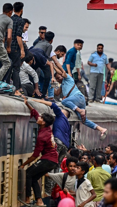 FOTO: Suasana Mudik Jelang Iduladha di Bangladesh, Ribuan Orang Berdesakan Naik Kereta Sampai Panjat Atap