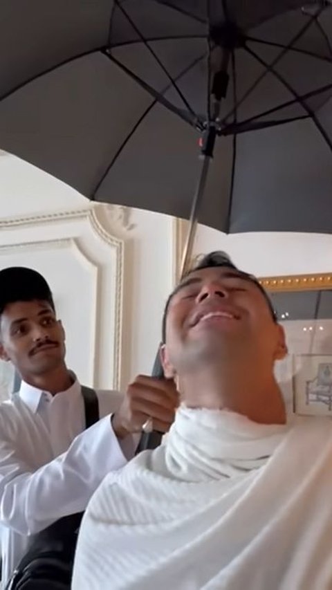 Raffi Ahmad Melongo Melihat Payung Ajaib Mengeluarkan Air di Mekkah
