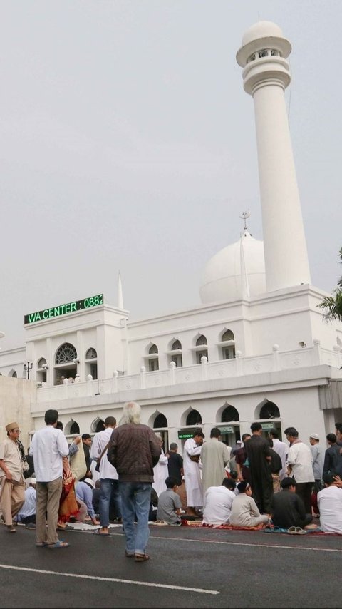 FOTO: Umat Muslim di Masjid Agung Al-Azhar Saat Melaksanakan Salat Iduladha 2024
