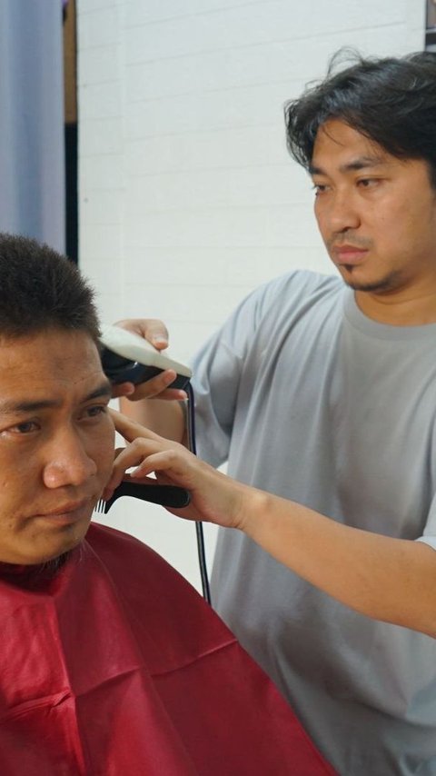 Ojol di Jakarta dan Tangsel Dapat Bantuan Sembako dan Cukur Rambut Gratis