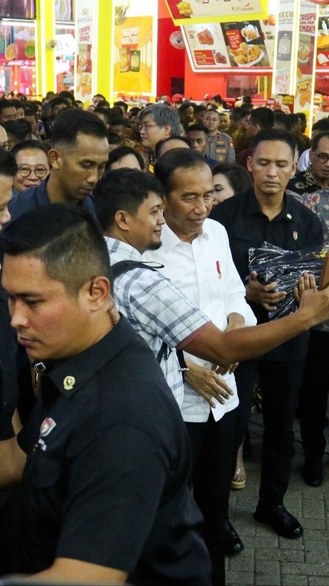 Jokowi Mencoba Mi Pedas Viral dan Berfoto Bersama Pengunjung
