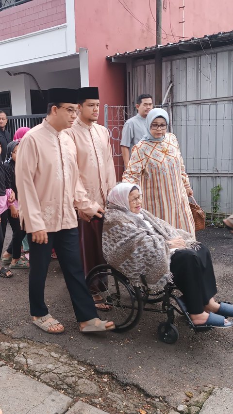 Bertema Cokelat, Anies dan Keluarga Salat Iduladha di Masjid Babul Khoirot Lebak Bulus