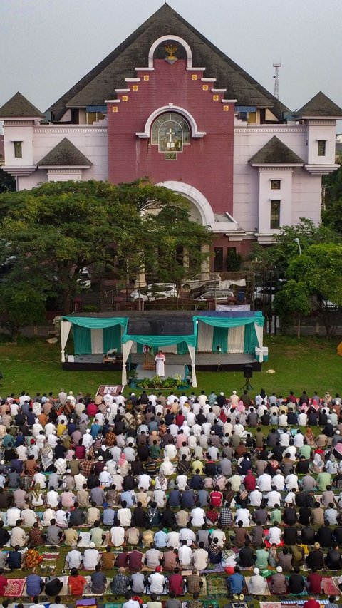 FOTO: Indahnya Toleransi di Depok, Salat Iduladha Berlangsung Syahdu di Depan Gereja Bethel Indonesia