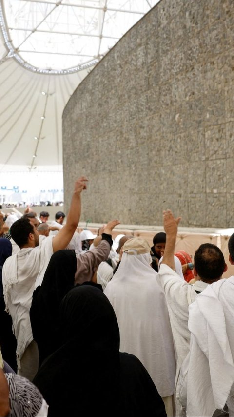 Banyak Jemaah Haji Kelelahan di Mina, Menag Yaqut: Petugas Bantu untuk Melontar Jumrah