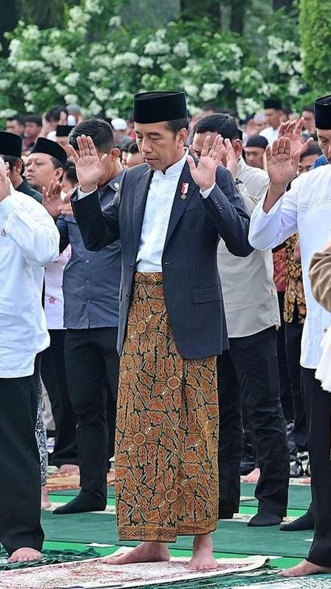 VIDEO: Menengok Gaya Presiden Jokowi Bersarung Batik Resapi Gema Takbir Salat Iduladha