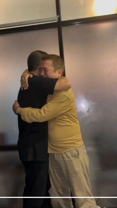 Touching Moment of Siblings Meeting After 18 Years Apart, Initially Unrecognizable Despite Hugging